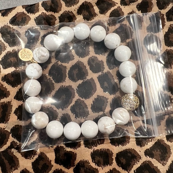 Karli Buxton Jewelry - KARLI BUXTON $55 White Marble Beads Bracelet Stretch with Gold Bead and Tag NEW